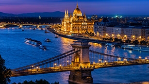 Budapest de nuit avec le Parlement illuminé – le cadre idéal pour ton week-end au Grand Prix de Hongrie
