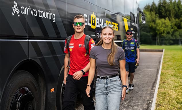 MotoGP Fans kommen mit Global-Tickets Bus an