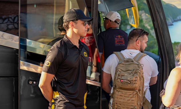 MotoGP Reisegruppe steigt mit Guide in Shuttlebus ein