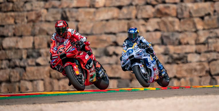 MotoGP Fahrer im Rennen auf der Strecke