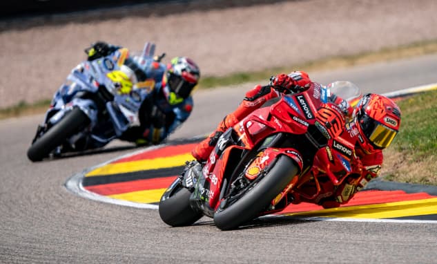 MotoGP Fahrer in Hochgeschwindigkeitskurve
