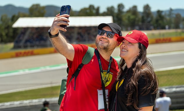 Coppia che scatta un selfie