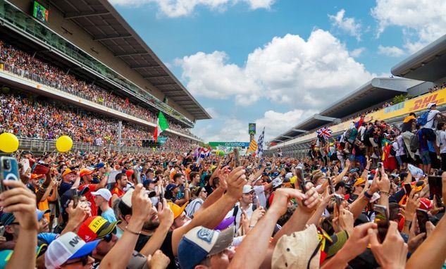 Tifosi di Formula 1 festeggiano al traguardo