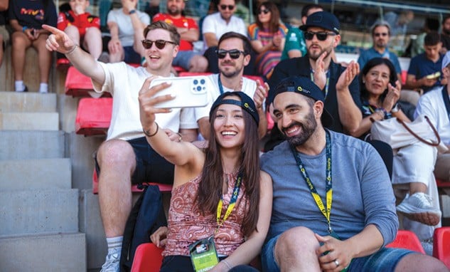 Tifosi in tribuna che si fanno un selfie durante la gara