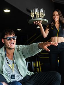 Gäste genießen ein privates Motorsport-Erlebnis in einer exklusiven VIP-Lounge.