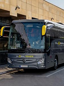 Autobús moderno de Global-Tickets listo para el traslado del grupo desde el punto de recogida.