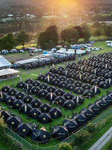 Zona de glamping con tiendas montadas para asistentes a eventos de MotoGP o F1.