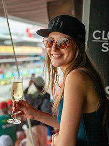 Barkeeper serviert Sekt in einem stilvollen Hospitality-Bereich.