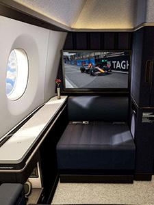 Luxuriöses In-Flight-Dining in einer geräumigen First-Class-Kabine.