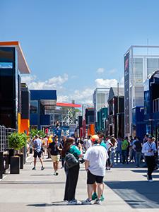 Visitantes paseando por el paddock entre los motorhomes de los equipos durante el fin de semana de carreras.