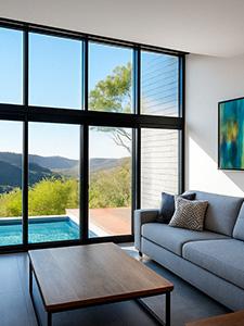 Salón de Airbnb con sofás, estanterías y decoración acogedora.