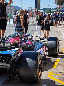 Besucher schlendern am Rennwochenende durch den Paddock zwischen den Team-Motorhomes.