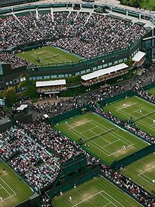 Tennisspieler in Action auf einem Hardcourt.