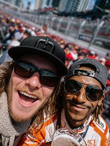 Fans jubeln und genießen die Aussicht vom Stehplatzbereich.