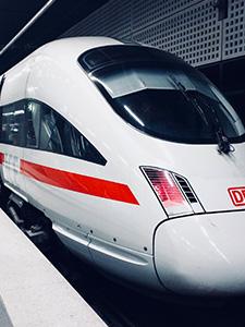 Tren de alta velocidad llegando a la estación – organizado para traslados compartidos a eventos.