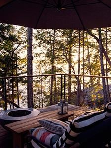 Terraza tranquila con vistas al bosque y zona exterior al atardecer.
