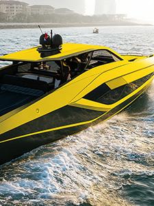 Luxusyacht gleitet mit hoher Geschwindigkeit über offenes Wasser.