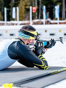Biathlet zielt beim Schießen im Winterwettkampf.