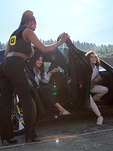 Bienvenida personalizada para invitados que llegan en coche premium a un evento exclusivo.