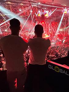 Konzertpublikum mit Lichtershow und ausgelassener Stimmung bei Nacht.