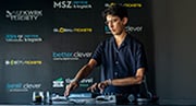 Un DJ actuando en el salón VIP de F1